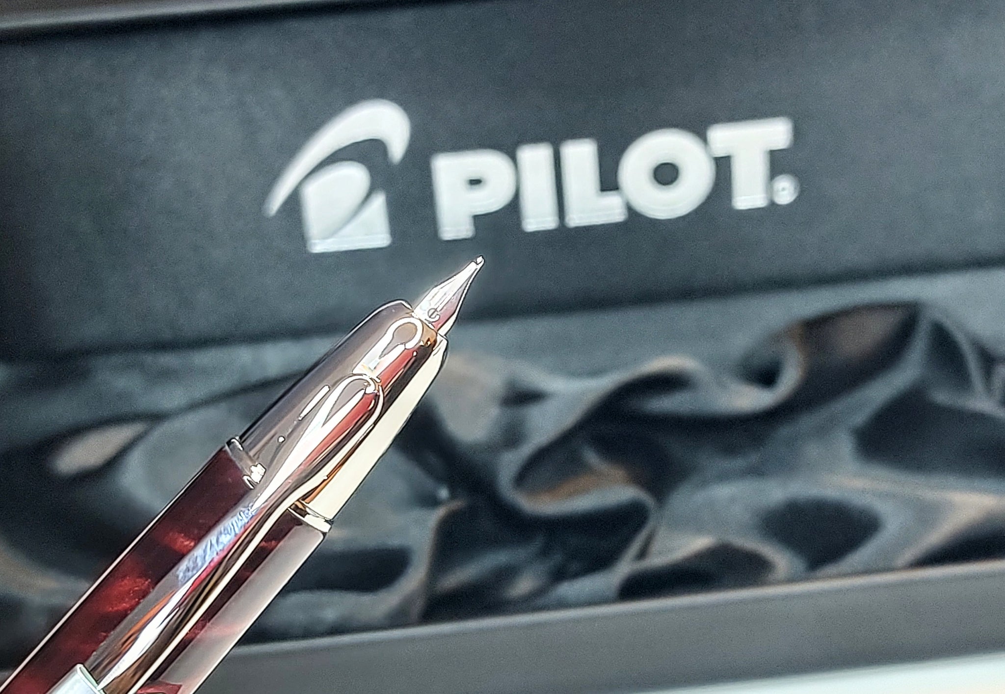 Pilot Vanishing Point Red / Gold Fountain Pen, Fine